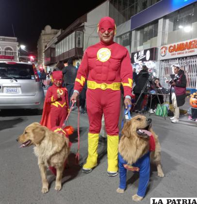 Algunos salieron con sus mascotas a la noche de Halloween