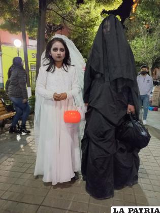 Una novia y un espectro hicieron juego en la noche de brujas