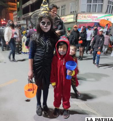 Niños caracterizados con temáticas de terror y otros personajes