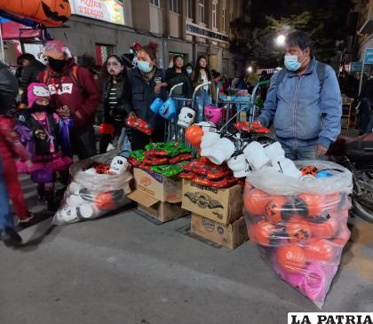 El comercio de calabacitas de plásticos y otros, abundaba en el centro de la ciudad