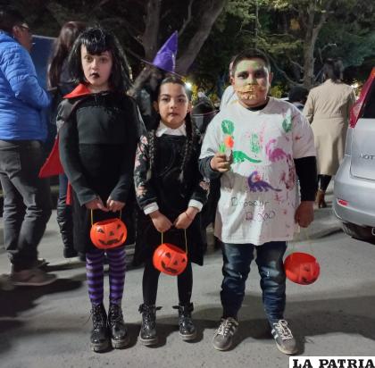 Durante la noche, se vio diversidad de trajes