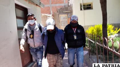El implicado escoltado por funcionarios de inteligencia de la Felcv / LA PATRIA
