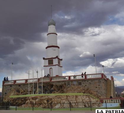 FARO DEL CONCHUPATA
Entre los lugares más históricos de la ciudad de Oruro, el Faro de Conchupata es uno de los más resaltantes, pues fue el sitio donde se izó por primera vez la actual Bandera Boliviana, un 7 de noviembre de 1851. Actualmente, aún se lo continúa utilizando como un lugar para la práctica del civismo.
