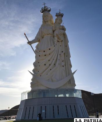 MONUMENTO A LA VIRGEN DEL SOCAV?N 
Situado en el cerro Santa Bárbara está un imponente monumento que rinde honor a la Virgen del Socavón. La escultura tiene 1.500 toneladas de estructura metálica, hormigón y ferrocemento. El lugar donde fue emplazado se convierte en un excelente mirador que da vista a los cuatro puntos cardinales.