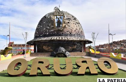 CASCO DEL MINERO
El monumento al Casco del Minero fue construido en homenaje a los trabajadores del interior de los cerros, de los que se explotó yacimientos que fueron el sustento de la ciudad de Oruro. Está ubicado al ingreso de la urbe en el lado Norte, y para muchos un recordatorio de la llegada a un lugar lleno de mitos y leyendas, pues en los alrededores, en años pasados se añadieron esculturas de las plagas.