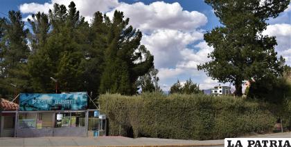 PARQUE ECOL?GICO PESK??O UJYANA
El Parque Ecológico está ubicado en la zona Noroeste de la ciudad de Oruro y se caracteriza por ser un ambiente natural, con diferentes especies de flores, plantas, arbustos y árboles; además es un lugar en el que personas de todas las edades pueden disfrutar momentos de paz y diversión, descansando del caos urbano.