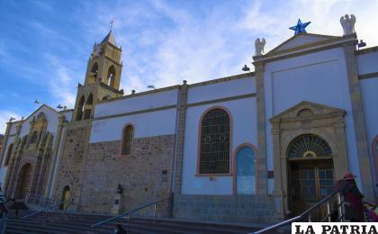 SOCAV?N
El Santuario de la Virgen del Socavón es un lugar especial para todos los orureños, pues la devoción de la Alta Tierra de los Urus a la Virgen de la Candelaria es inmensa; debido a su aparición y favores cumplidos, según relatan historiadores. El lugar alberga a centenares de visitantes propios y extraños, especialmente durante el Carnaval de Oruro, Obra Maestra del Patrimonio Oral e Intangible de la Humanidad.
