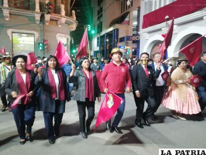 Autoridades participan de la Caravana del Orgullo de ser Orureño