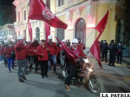 Ciudadanos llevaron con orgullo el rojo carmesí

