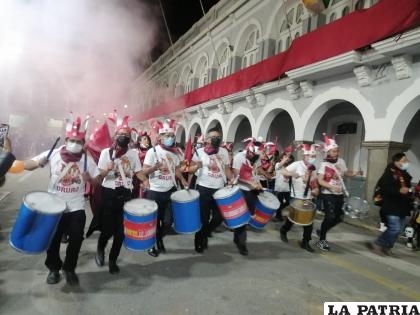 Música y fuegos artificiales acompañaron la caravana
