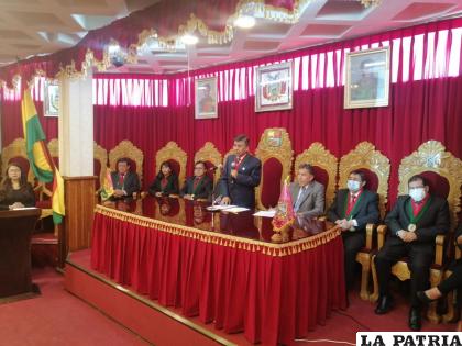 Sesión de Honor en ambientes del Salón Rojo del TDJO /  LA PATRIA