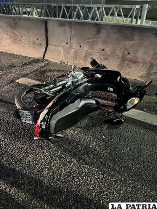 La moto con la que escapaban dos jóvenes ladrones que se tiraron desde el puente /Clarín
