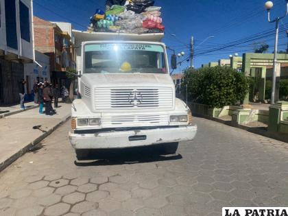 El ahora occiso cayó al asfalto desde lo alto del coche /Policía 
