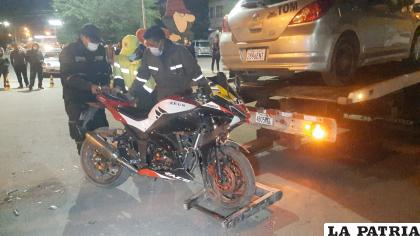 Conductor y pasajera de la motocicleta resultaron heridos /LA PATRIA
