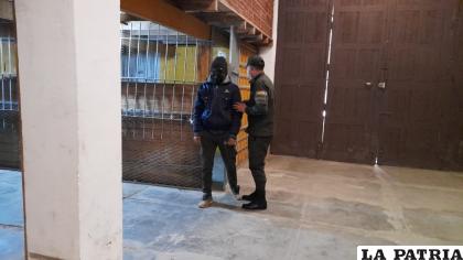 El implicado rumbo a su declaración ante el fiscal a cargo / LA PATRIA
