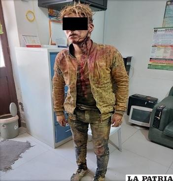La víctima terminó bañada en pintura y con una herida en el cuello / Policía
