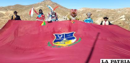 Las delegaciones de los dos conjuntos folklóricos 
/LA PATRIA