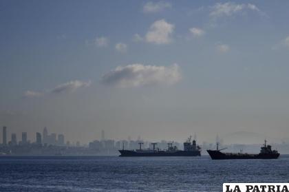Barcos con carga anclados en el mar de Mármara esperan para cruzar el estrecho del Bósforo /AP Foto/Khalil Hamra