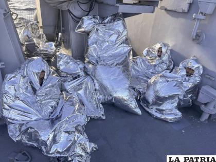 Algunos de los nueve sobrevivientes de un naufragio de migrantes 
/Guardia Costera griega vía AP