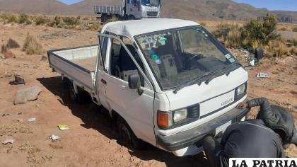El coche terminó a un costado de la carretera /LA PATRIA
