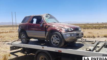 El coche es remolcado con deterioros en su estructura /LA PATRIA