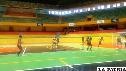 El futsal en damas y varones se disputa en el Palacio de los Deportes /Sedede