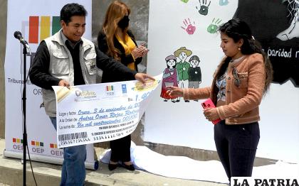 Nicol Rojas, hermana del ganador (Andrés Omar Rojas Rodríguez), recogió el cheque del premio /LA PATRIA 