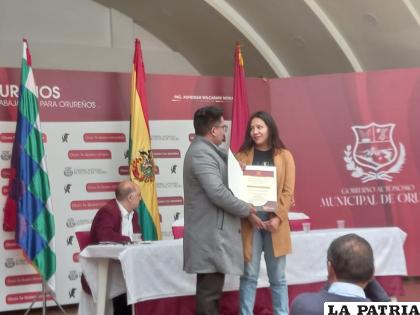 Entrega a uno de los ganadores/ SMC-GAMO