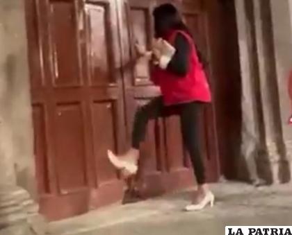Momento en el que la exfuncionaria quería ingresar al edificio de la Gobernación /CAPTURA DE VIDEO