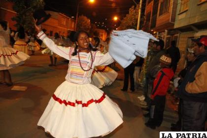 Entraron los afros con la Saya al Carnaval de Oruro, por varios años durante a la medianoche
