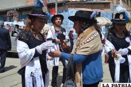 El convidar es una tradición entre los danzarines de las entidades centenarias
