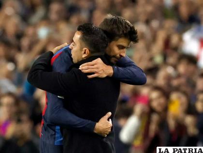 El abrazo de despedida con Xavi /marca.com
