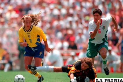 La acción del partido que disputaron por el tercer puesto ante Suecia, el portero búlgaro intenta cortar la jugada
