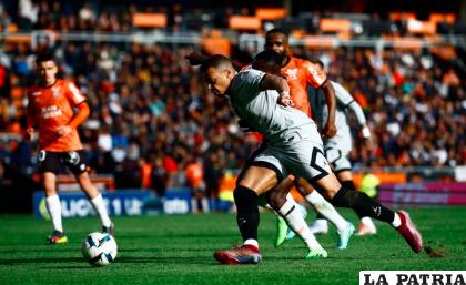 Mbbapé dejó el campo de juego cinco minutos antes del final del partido /infobae.com