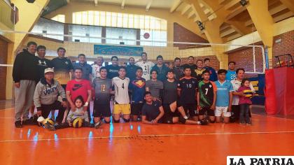 San Martín celebró 42 años de vigencia en el voleibol orureño /LA PATRIA