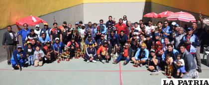 Deportistas y dirigentes en el cierre del torneo de pelota de mano 2022/ LA PATRIA