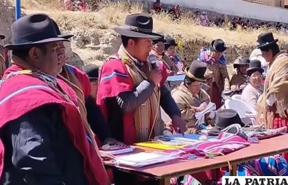 Ampliado de los ponchos rojos / captura video Noticias QhanaPacha
