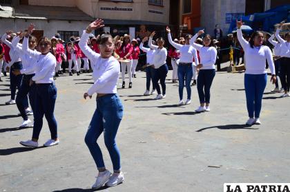 La elegancia de las mujeres durante el recorrido
