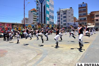 Los devotos en la danza del caporal 
