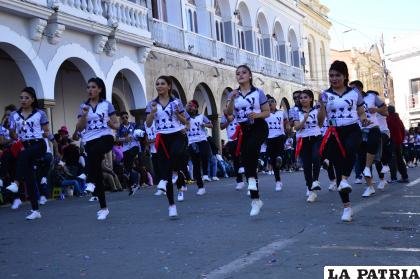 Simpáticas damas del Conjunto Tobas Central 