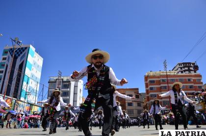 Uno de los integrantes de los Tinkus Tolkas y la fuerza de su danza 
