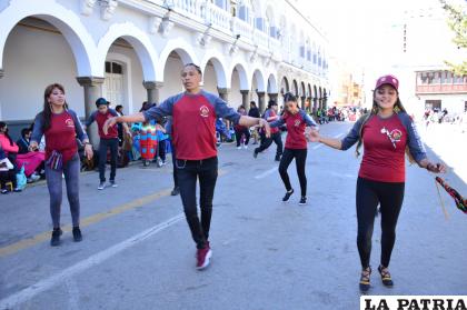 Los danzarines de los Suri Sicuris hacen gala de su estilizado baile 
