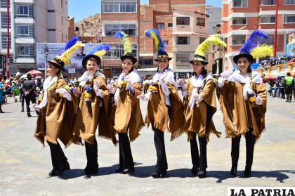 Figuras de la Morenada Central hacen su paso rumbo a los pies de la Virgen del Socavón 
