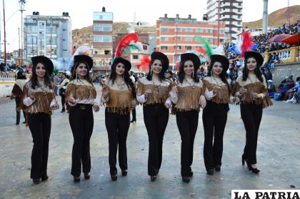 Figuras de la Morenada Ferrari con el sombrero y pluma características a paso coqueto 
