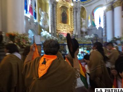 Los diablos de La Autentica ante los pies de la Virgen del Socavón 
