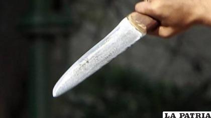 El joven fue atacado con un cuchillo de mesa por su pareja /Referencial