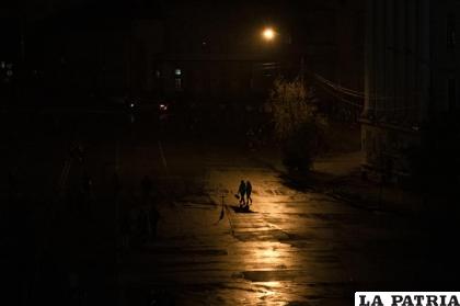 Gente cruzando una calle durante un apagón en Kiev / Foto AP /Andrew Kravchenko