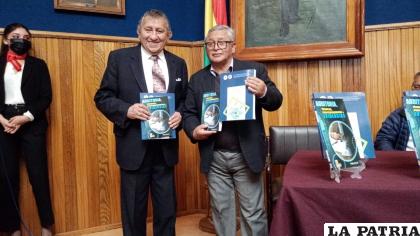 El autor de los libros Walker Paiva Quinteros junto con el rector de la UTO, Augusto Medinaceli /UTO