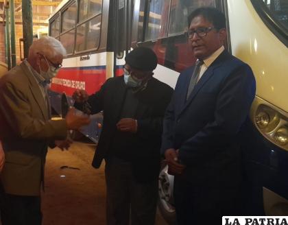 El rector Augusto Medinaceli entregó las llaves al director de carrera Antonio Valdez /LA PATRIA