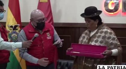 Ayer cerca del mediodía tomó posesión del despacho principal de la Gobernación /GAD-ORU
